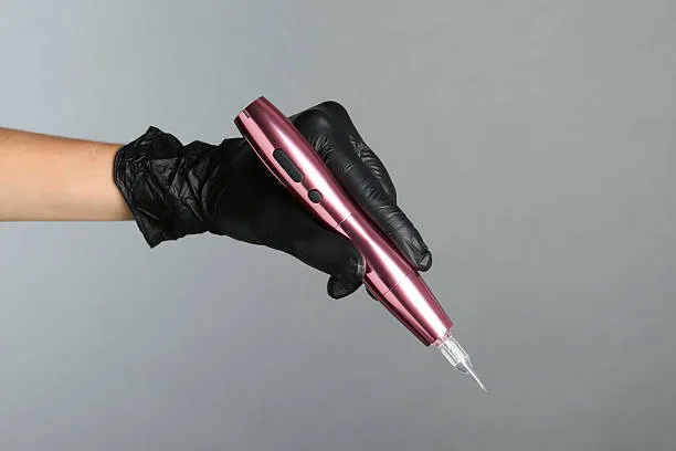 Close-up of a specialized tool used by professionals to perform the Microblading eyebrow procedure.