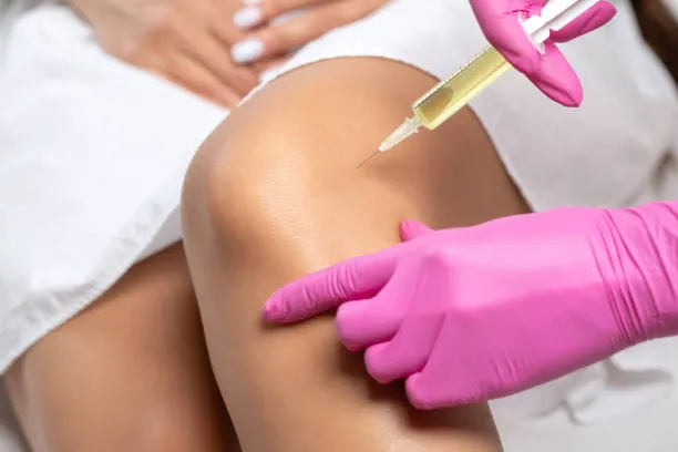 Medical specialist performing a PRP Injection on a patient’s knee to help reduce joint pain and support tissue regeneration