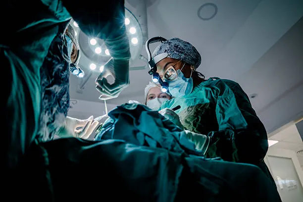 Surgeon performing a Facelift in Cancun to improve facial definition and reduce visible signs of aging