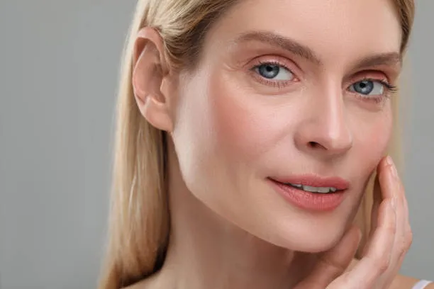 Patient showing natural-looking results after a Facelift in Cancun during the recovery process.